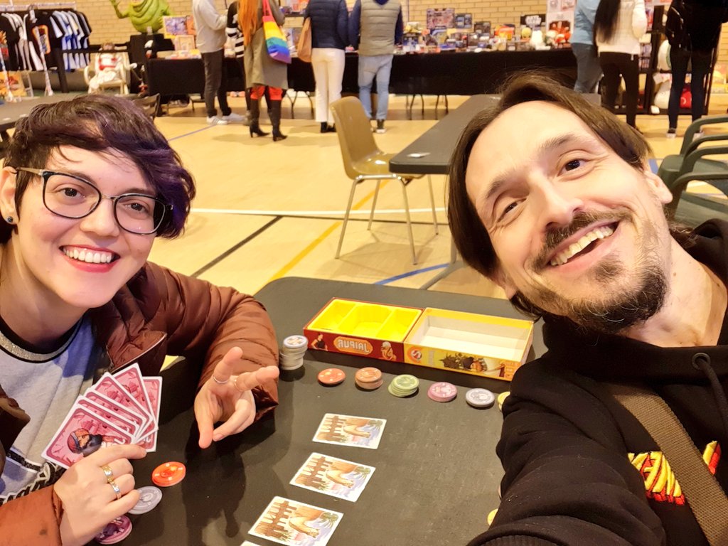 magic_d20's tweet photo. Partida a #Jaipur durante nuestra visita a las @frikiconsln 🃏
Al final @RaquelGalvezArt se ha alzado con la victoria. Mirad que cara de felicidad tiene 🥇
Gracias a @rebellion_es por prestarnos el juego y explicarnos las reglas 🙂
#frikiconsln #juegosdemesa https://t.co/issv7O99RB