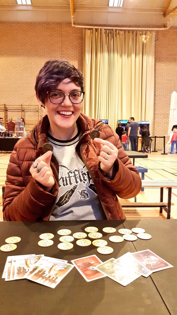 magic_d20's tweet photo. Partida a #Jaipur durante nuestra visita a las @frikiconsln 🃏
Al final @RaquelGalvezArt se ha alzado con la victoria. Mirad que cara de felicidad tiene 🥇
Gracias a @rebellion_es por prestarnos el juego y explicarnos las reglas 🙂
#frikiconsln #juegosdemesa https://t.co/issv7O99RB