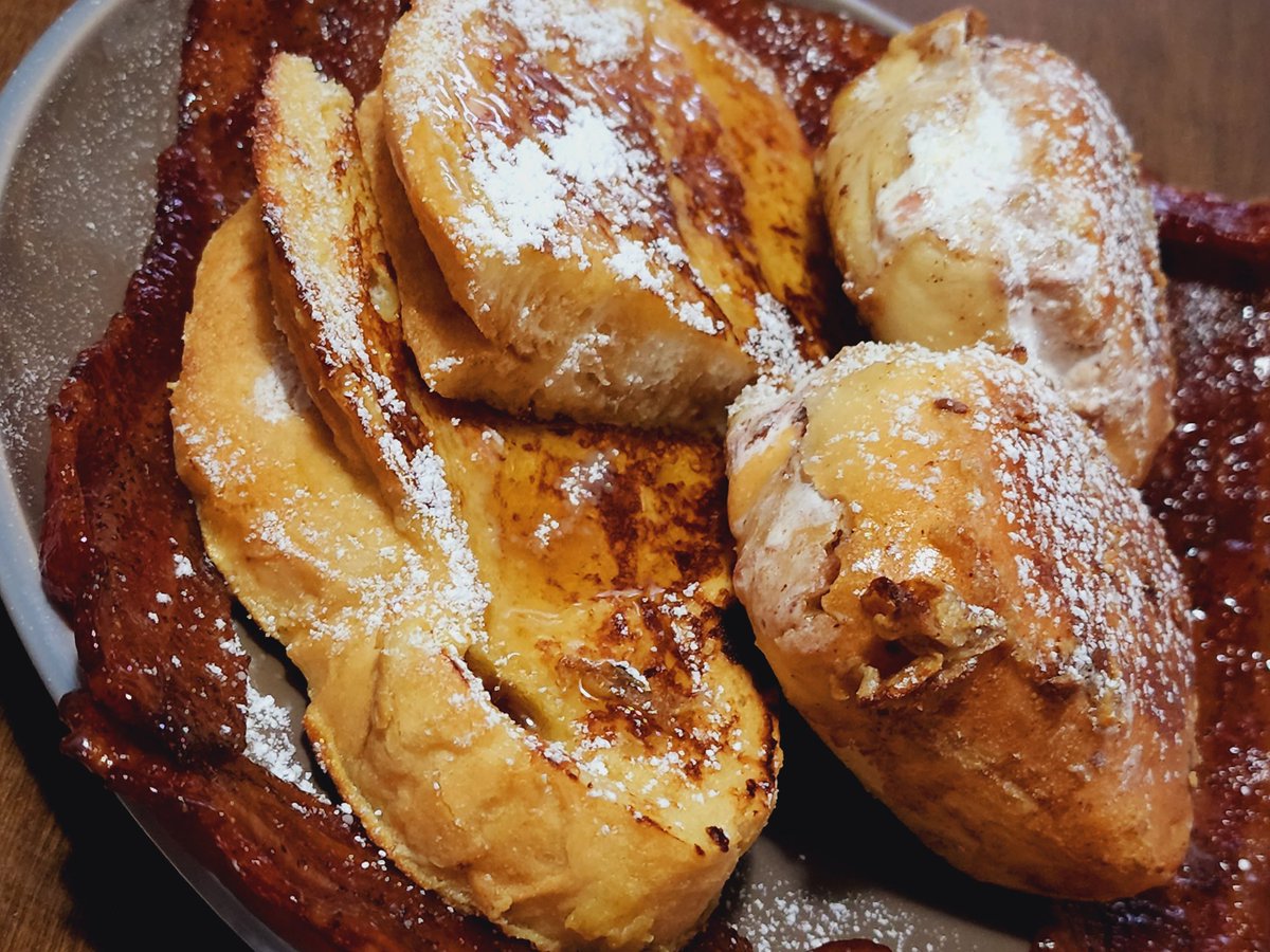 krombopulosmyk's tweet image. Chef hack ....
When your out to dinner at Texas Roadhouse, ask for more rolls and a box when you leave...take the rolls home and the next morning stuff them with PB, Jelly, Nutella, and fluff. Dip them in French toast batter and bake for ten minutes @ 400.
Your welcome.
#chefhack