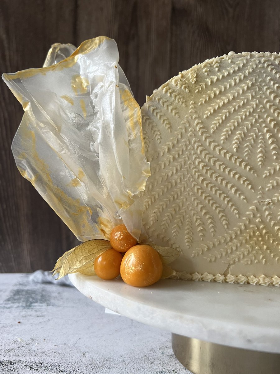 mfoodandtravel's tweet photo. Todays bake .. The stencil look is just soo effective. Made a forward cake and I think it’s looks pretty nice. Topped with pearls and side decor of rice paper and physalis #bakersgonnabake #beautifulcakes #cakedecoration #forwardcake #stencils https://t.co/1FsHOPOfe2