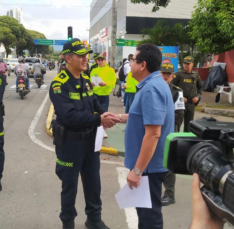 MiguelPintoH1's tweet photo. Lamento el fallecimiento de mi amigo, el General Samuel Bernal, estuvo con nosotros en el congreso, también en Bucaramanga. A su familia nuestro abrazo solidario y oraciones para que mi Dios les dé mucha fortaleza. ⁦@PoliciaColombia⁩ https://t.co/9Paez0tJUu