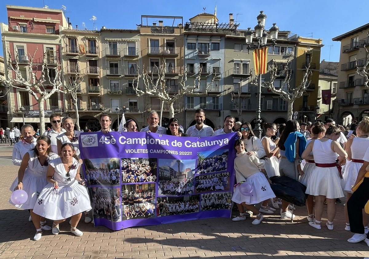 🎉 Gran Diada Sardanista a Balaguer, amb la final del Campionat de Catalunya, guanyat per <a href="/CollaVioletes/">Violetes del Bosc</a> i el debut d'una nova colla infantil de Balaguer, resultat dels cursos de sardanes que s'han fet durant l'any a totes les escoles de la ciutat coincidint amb <a href="/Capital_Sardana/">Capital de la Sardana</a>