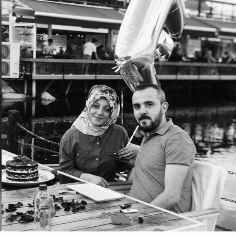 Kardeşim Adem Topkara ve eşi M Elif Topkara’yı bu iki güzel insanı bugun taksimde meydana gelen patlamada kaybettik. Teröre lanet olsun demekten başka bir şey gelmiyor elden ve ateş sadece düştüğü yeri yakıyor…