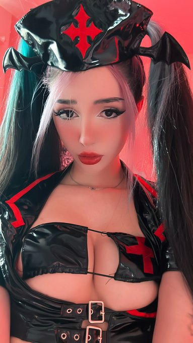 Succubus nurse ? https://t.co/h6FuHvn5Hg