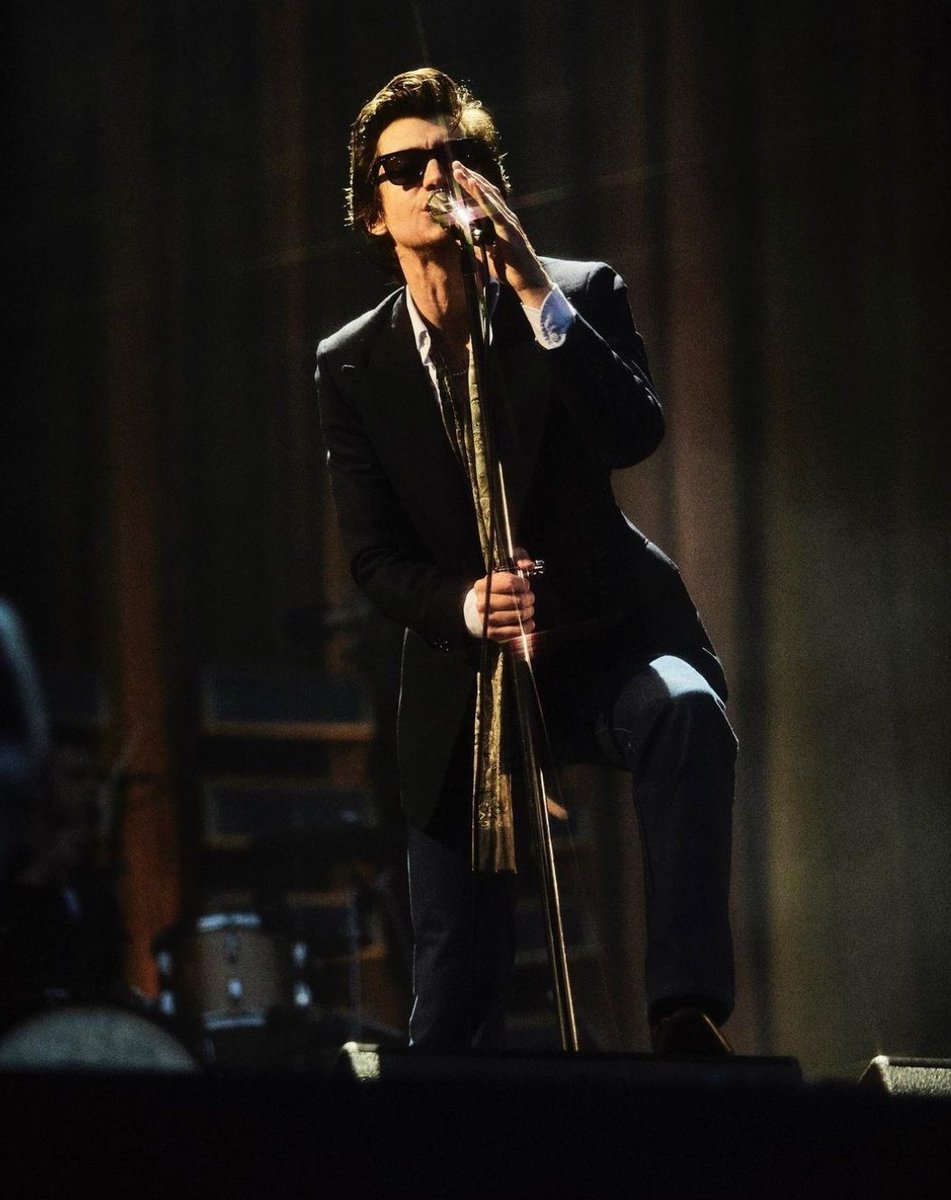piitupitusa's tweet photo. alex turner, el hombre sexo https://t.co/trKzPen8ok