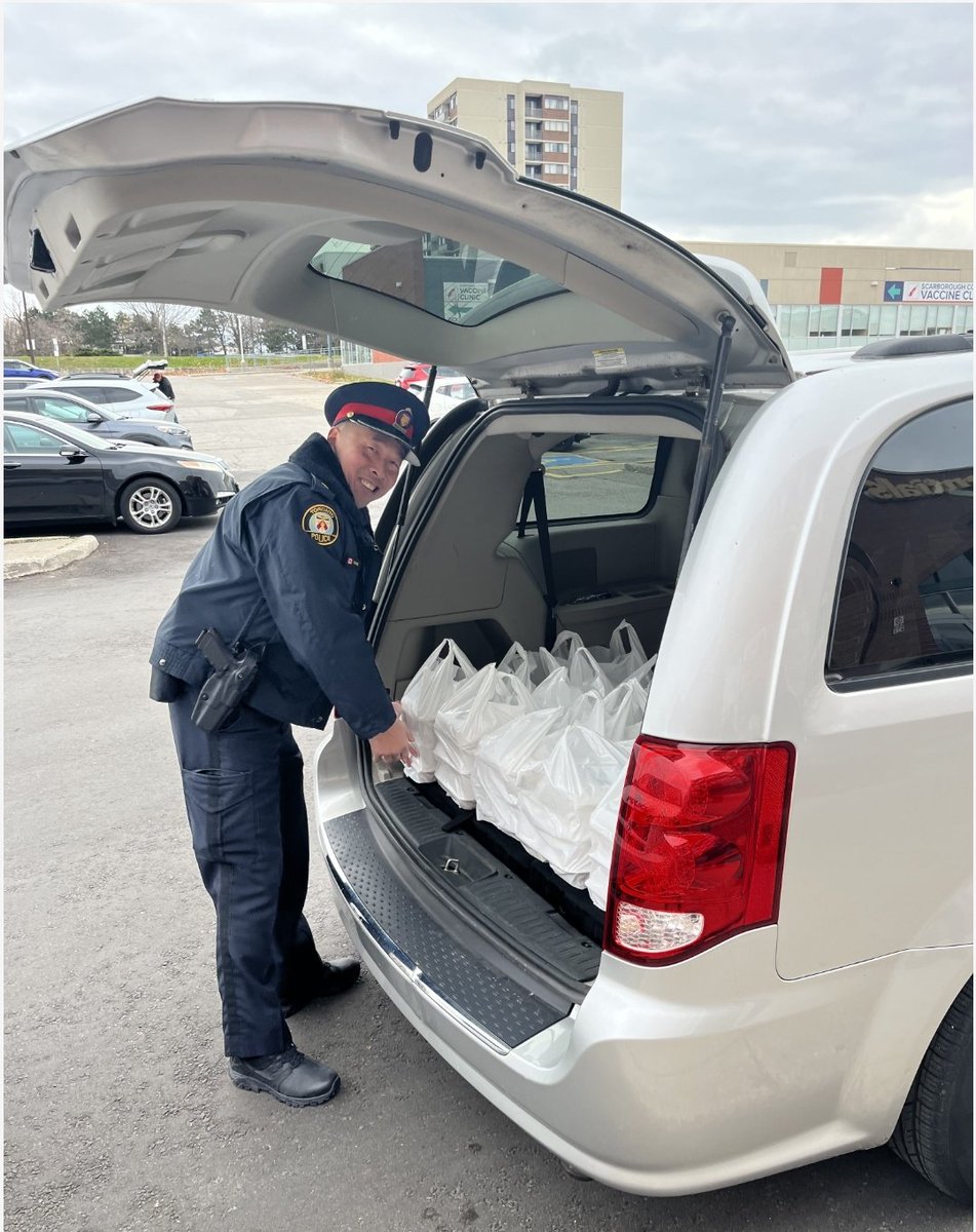 Awesome work everyone  #ShareKindness #WeAreHumaniti #WoldKindnessDay #Kindness365 <a href="/TPS41Div/">41 Division</a> <a href="/wearehumaniti/">Humaniti</a> <a href="/TPSPapizewski/">LeeAnn Papizewski</a> <a href="/copperpiper/">Steve Pipe</a> <a href="/torontocop86442/">TPSByers</a> @torontopolice <a href="/TPSGuardian/">Richard Warman</a> <a href="/TPS43Div/">43 Division</a> <a href="/TPS14Div/">14 Division🇨🇦🚔</a> <a href="/OfficerCarter8/">Officer Carter</a> <a href="/officertdot/">Haroon Siddiqui</a> @TPSLodhi <a href="/IsabelleCotton/">Isabelle Cotton</a> <a href="/IrishTPScop/">Mark McCabe</a> <a href="/HuangTpsd/">Dave Huang</a>