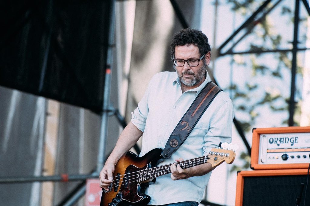 Ver a <a href="/LosPlanetasGr/">Los Planetas</a> es presenciar su legado en la música independiente española. Pero no se quedan ahí ya que cada concierto lo tocan como si fuera el primero. ¡Y así fue en #PrimaveraSoundStgo! 
📸: Paulo Reyes.