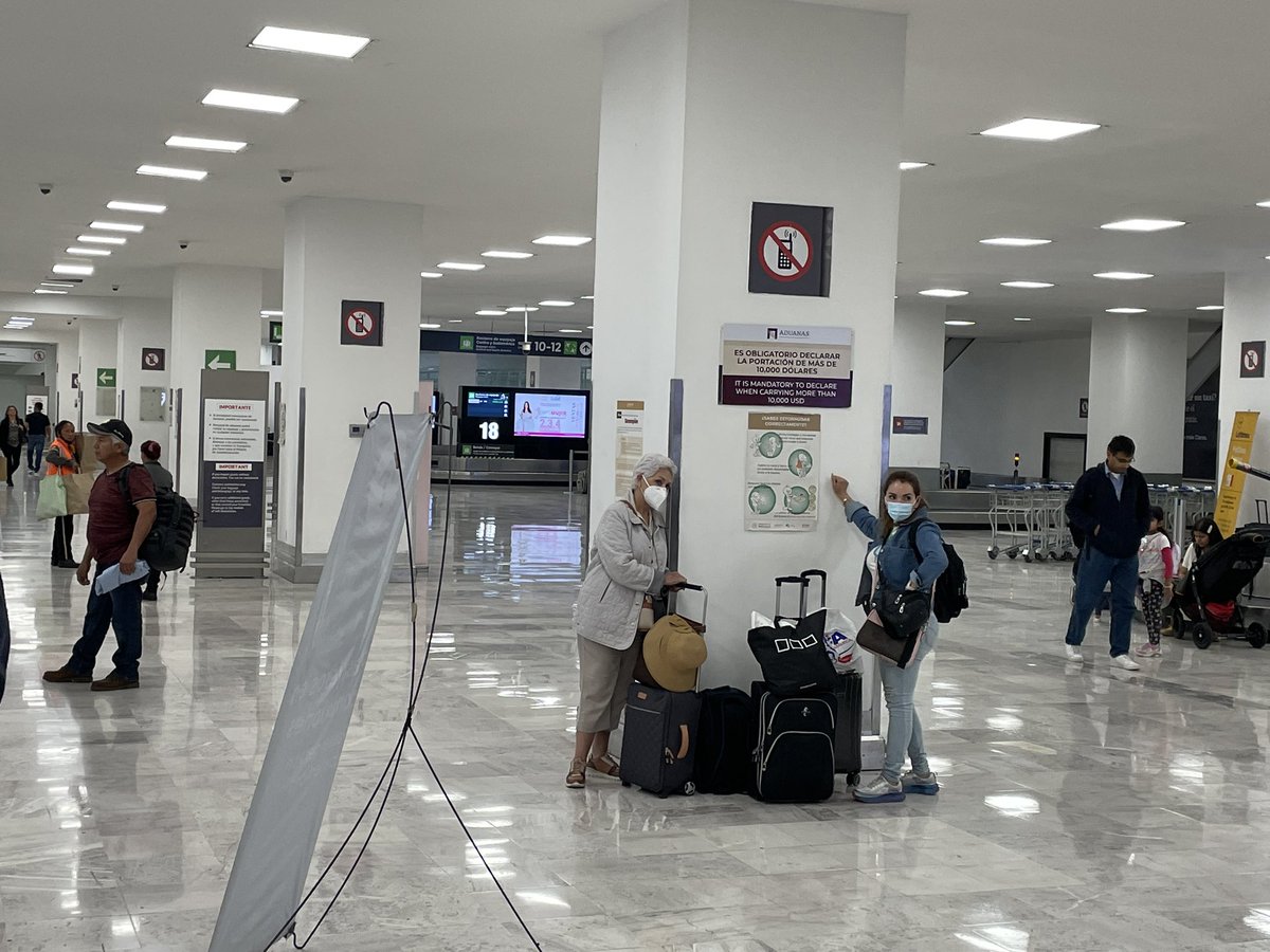 leonwlondon's tweet photo. 19 bandas de equipaje disponibles en @AICM_mx y retacan TODOS los vuelos en 1. No es falta de capacidad del aeropuerto (por cierto hay pocos vuelos) Es a fuerza que jale @aifaaero …? @latinus_us @PedroFerriz https://t.co/yBXbPAFwDa