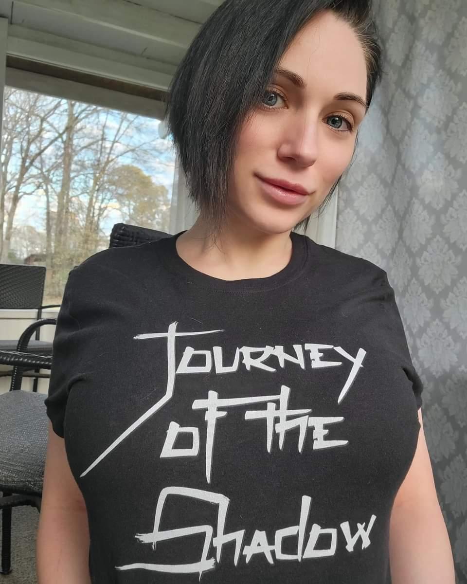 1 pic. Journey of the Shadow is a story about a sorcerer seeking resurrection to turn humanity into demons, trigger galactic genocide and control goddesses. BUT, it's really about a young supernatural swordsman navigating through life while dealing with romance-hungry space MILFS 🤣💜🌌 https://t.co/JsyoA03tFc