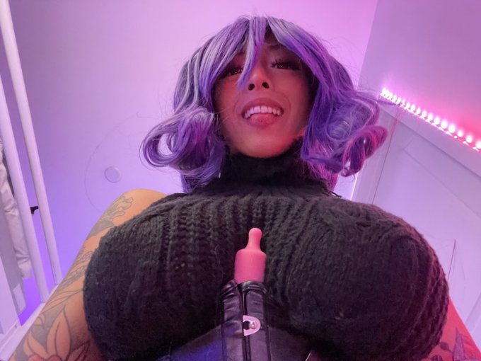 yooo this corset has a vape pocket https://t.co/HV4W8WSrNW