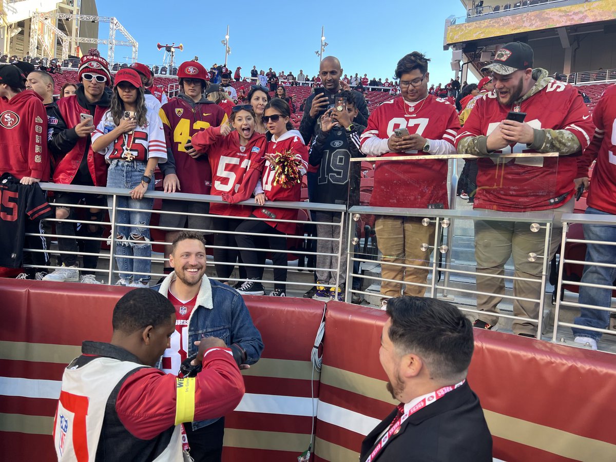 David Lombardi on Twitter "Hunter Pence is here. Wearing a Kittle jersey"