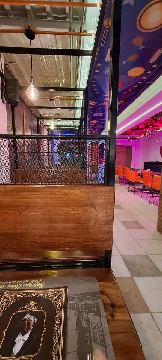 GastroValencia's tweet photo. Casual Food "RAFA'S" un nuevo restaurante en plaza de las escultura "Andrés Pérez Mujica", adentro el ambiente muy juvenil y todavía huele a pintura, su carta variada, entre ensaladas, hamburguesas y platos fuertes, explicada graciosamente en un menú especial. https://t.co/RkK6b5y4Xv