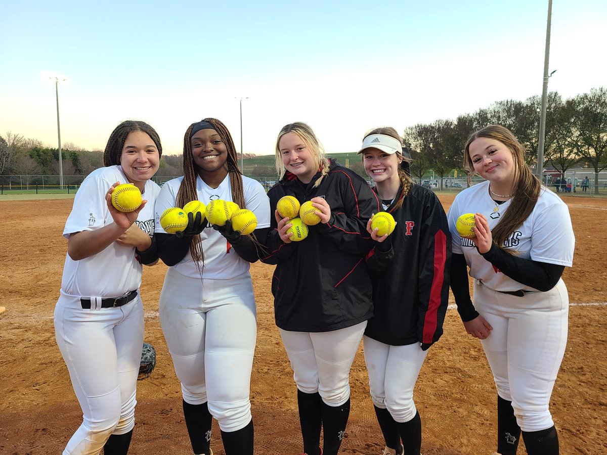 🚨 DINGER ALERTS 🚨 
These ballers hit 11 💣s this weekend at Veterans <a href="/tributeshowcase/">Tribute Showcase</a> !
Our Dallas Hill hit 5 💣s! 🤯
Our Allissa Hart hit 3 💣s! 👀
Hudson Wood, Jordan Simpson, and Becca Tippett also joined this weekend's 💣 squad! Way to go ladies! 🧨🧨💣 <a href="/JGFC07/">J. Groves</a> @Los_Stuff