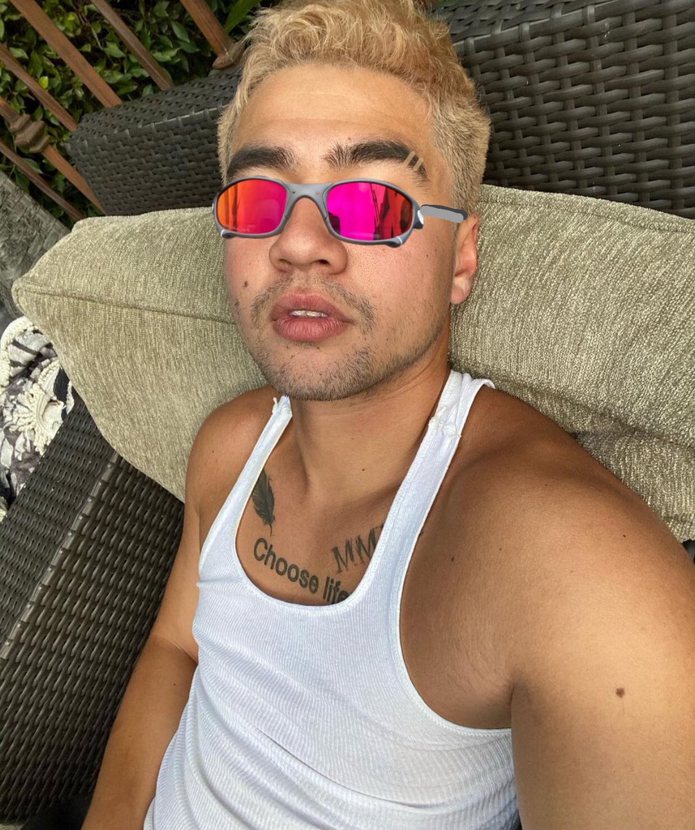 hoodfIower's tweet photo. funks that calum hood would hear a thread 😜🔥😈💥💯😎 https://t.co/ozFvvPBQXu