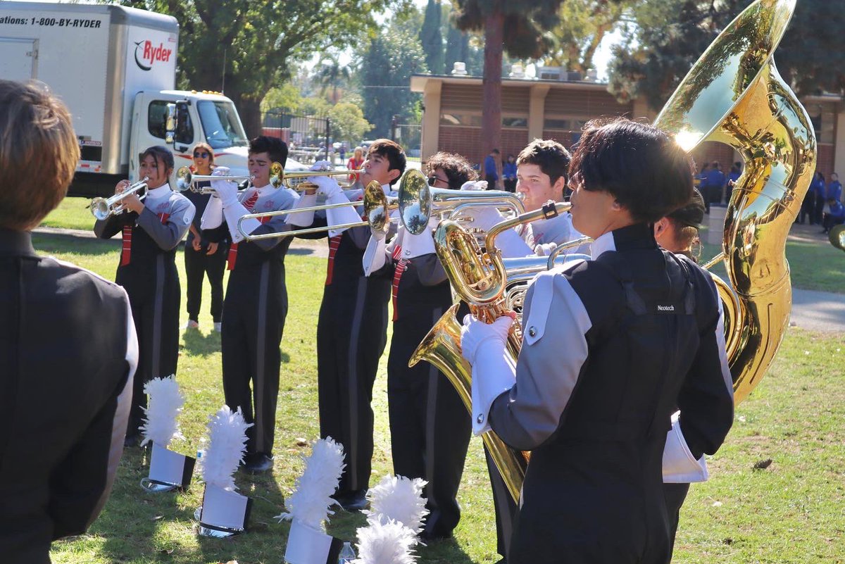 Materdeiband's tweet photo. #WeAreMD #HonorGloryLove #MaterDeiHighSchool #materdeimonarchs #instrumentalmusic #marchingband #materdeimarchingband #materdeiinstrumentalmusic #mdinstrumentalmusic #mdmarchingband https://t.co/snLXu3rPF4