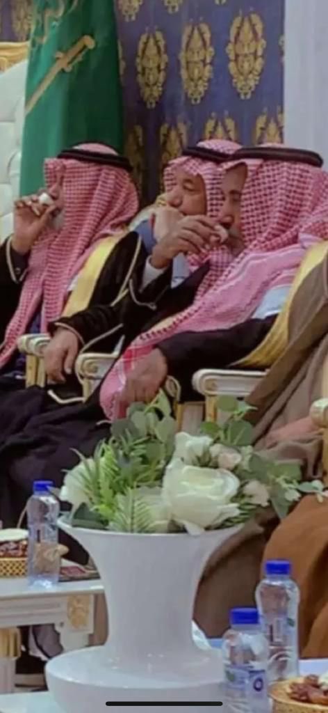 ما علينا من جسر لندن الييا من سقط
دام في نجد العذيه ثلاثه مرتكييييييين

قبلة الامداح وجه الفعل حرف و نقط
والسلام ورحمةالله على الهادي للأمين

#جزاء_جازي