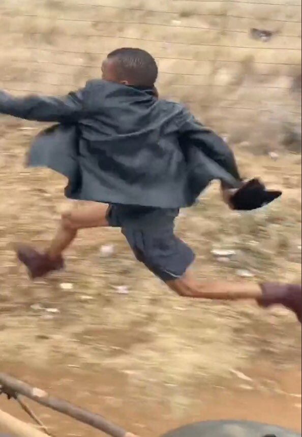 Abuti_session's tweet photo. Murife don't run🤣🤣🤣murifeeee🤣🤣🤣🤣🤣🤣🤣#Uyajola99 https://t.co/M0MkgljHGU
