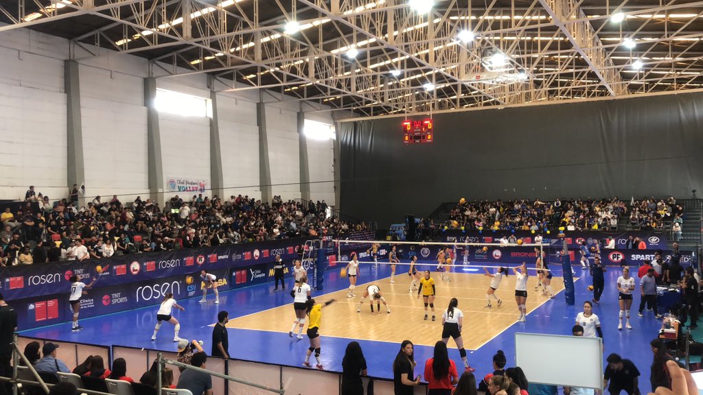 Filial_Nunoa's tweet photo. A minutos de empezar la segunda final en el CEO, ¡vamos las albas!

@CSDColoColo 
@ColoColoVolei 

#VamosColoColo https://t.co/IB9nNpwtwL