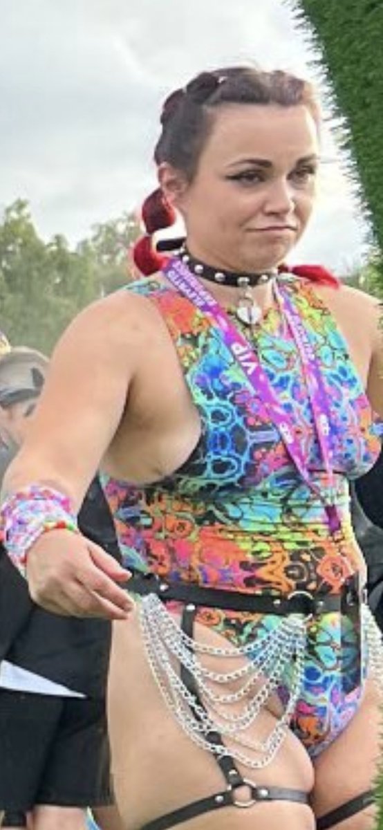 ItsNoyyy's tweet photo. @RavenGoesWild @RileyTwitch @EDC_Orlando She's having the most fun https://t.co/To3UQpGd9J