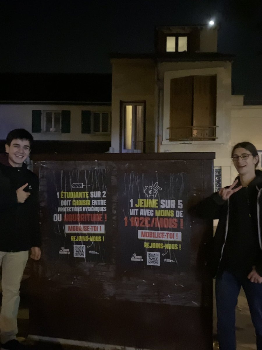 JeunesFI94's tweet photo. 🔴 Collage hier soir pour les jeunes https://t.co/7UkowGsMib de l’Ouest du Val de Marne contre la précarité étudiante !

➡️1 étudiante sur 2 doit choisir entre protections hygiéniques et nourritures
➡️1 jeune sur 5 vit avec moins de 1192€/mois 

#MobiliseToi ✌️ https://t.co/WjDIaIpc0w