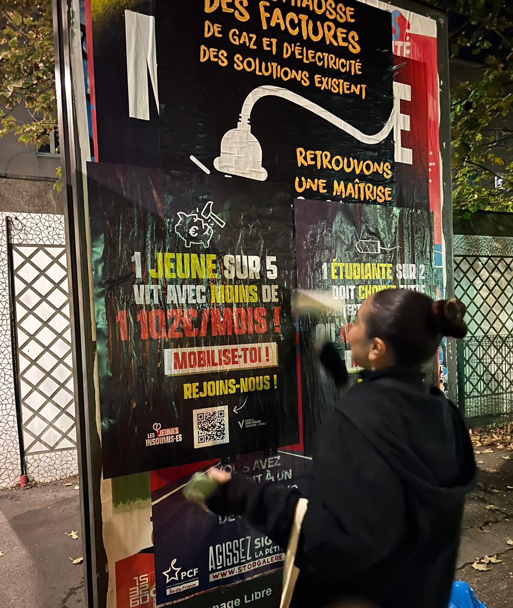 JeunesFI94's tweet photo. 🔴 Collage hier soir pour les jeunes https://t.co/7UkowGsMib de l’Ouest du Val de Marne contre la précarité étudiante !

➡️1 étudiante sur 2 doit choisir entre protections hygiéniques et nourritures
➡️1 jeune sur 5 vit avec moins de 1192€/mois 

#MobiliseToi ✌️ https://t.co/WjDIaIpc0w