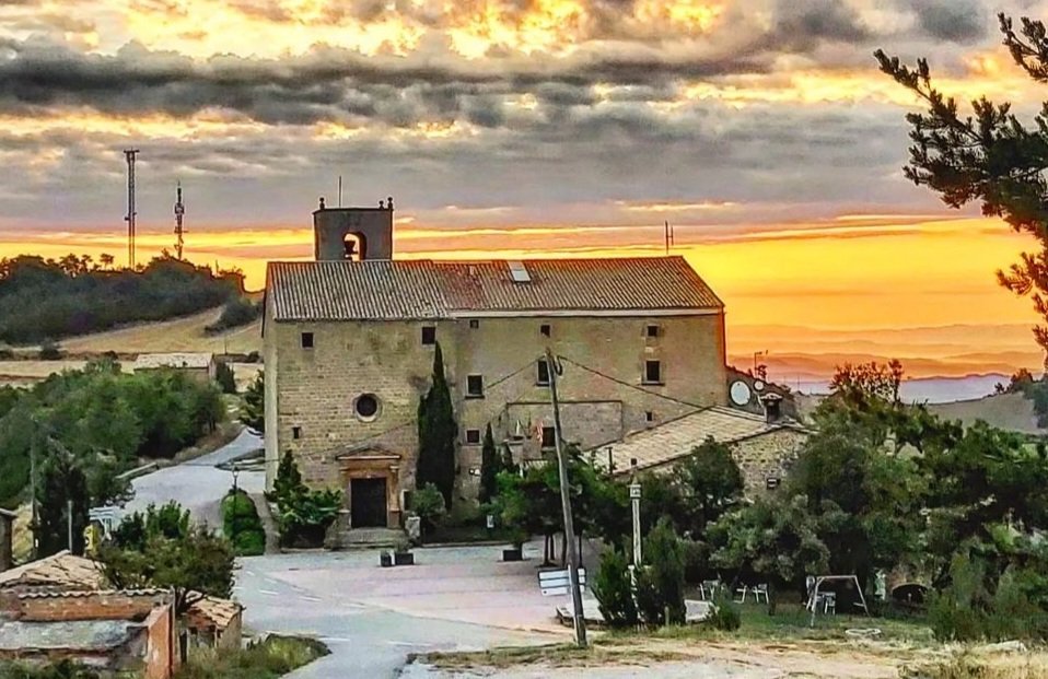 larutadelbarroc's tweet photo. Coneixeu l'Hostal de Pinós? És el restaurant més antic de Catalunya que no ha tancat mai des del segle XVI.
Ubicat en aquest santuari del municipi de Pinós, a la comarca del Solsonès, es mereix un fil. https://t.co/aX76bBeqXu