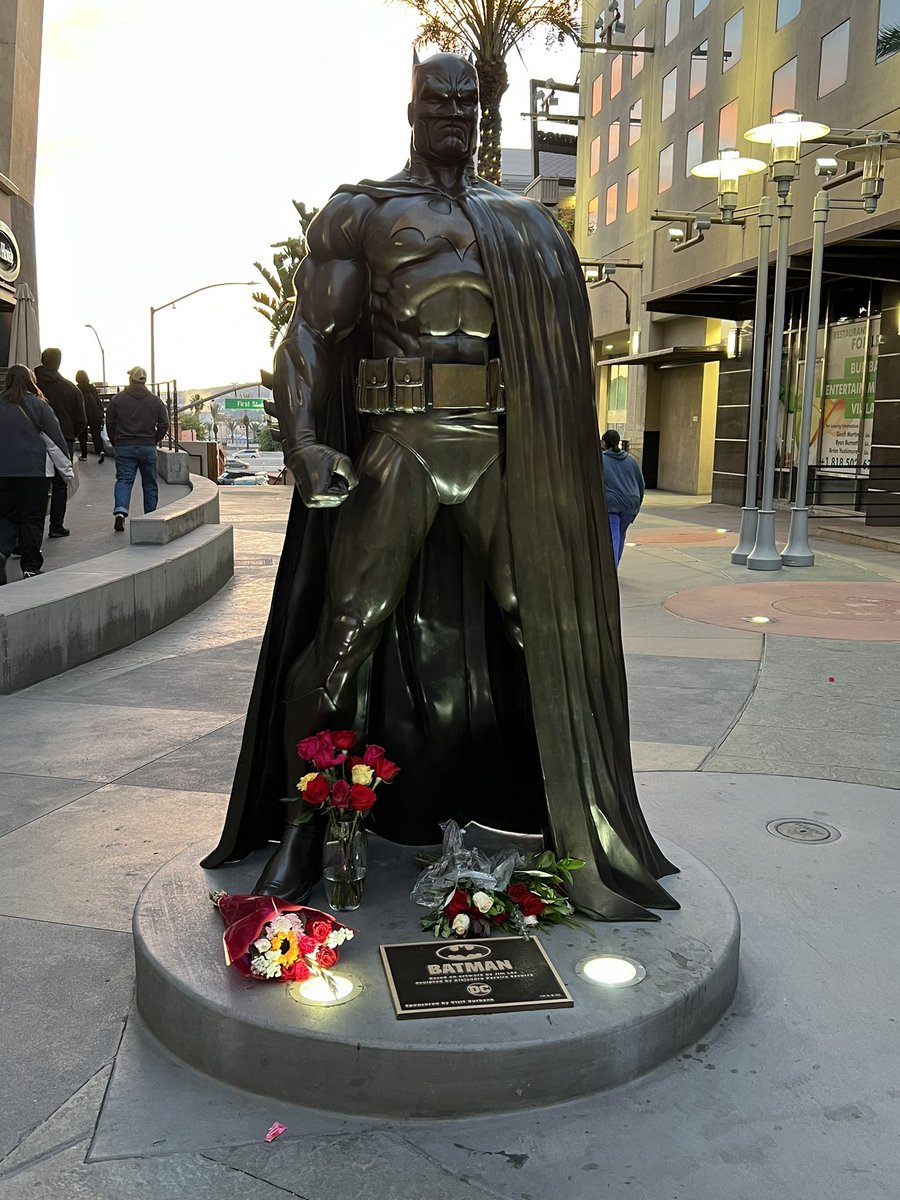 OneTakeNews's tweet photo. Fans are paying their respects to the legendary Kevin Conroy by leaving flowers at the Batman statue in Burbank.

(📸 @fisackerly) https://t.co/Mqt5yr8Phr