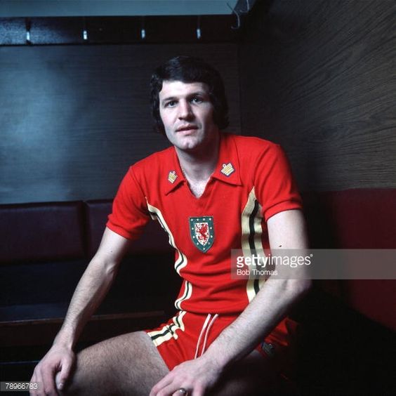 robertmdaws's tweet photo. #JohnToshack #Wales 74 ...lovely picture by #bobthomas . Good luck 🏴 https://t.co/VmDFTSHgqC