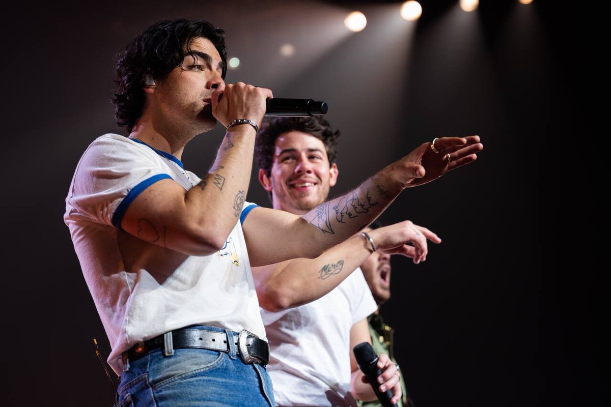 joejonas's tweet photo. Thank you for 3 incredible nights in Vegas!! Can’t wait to see you again… soon 😏 https://t.co/c43rTGUnFw