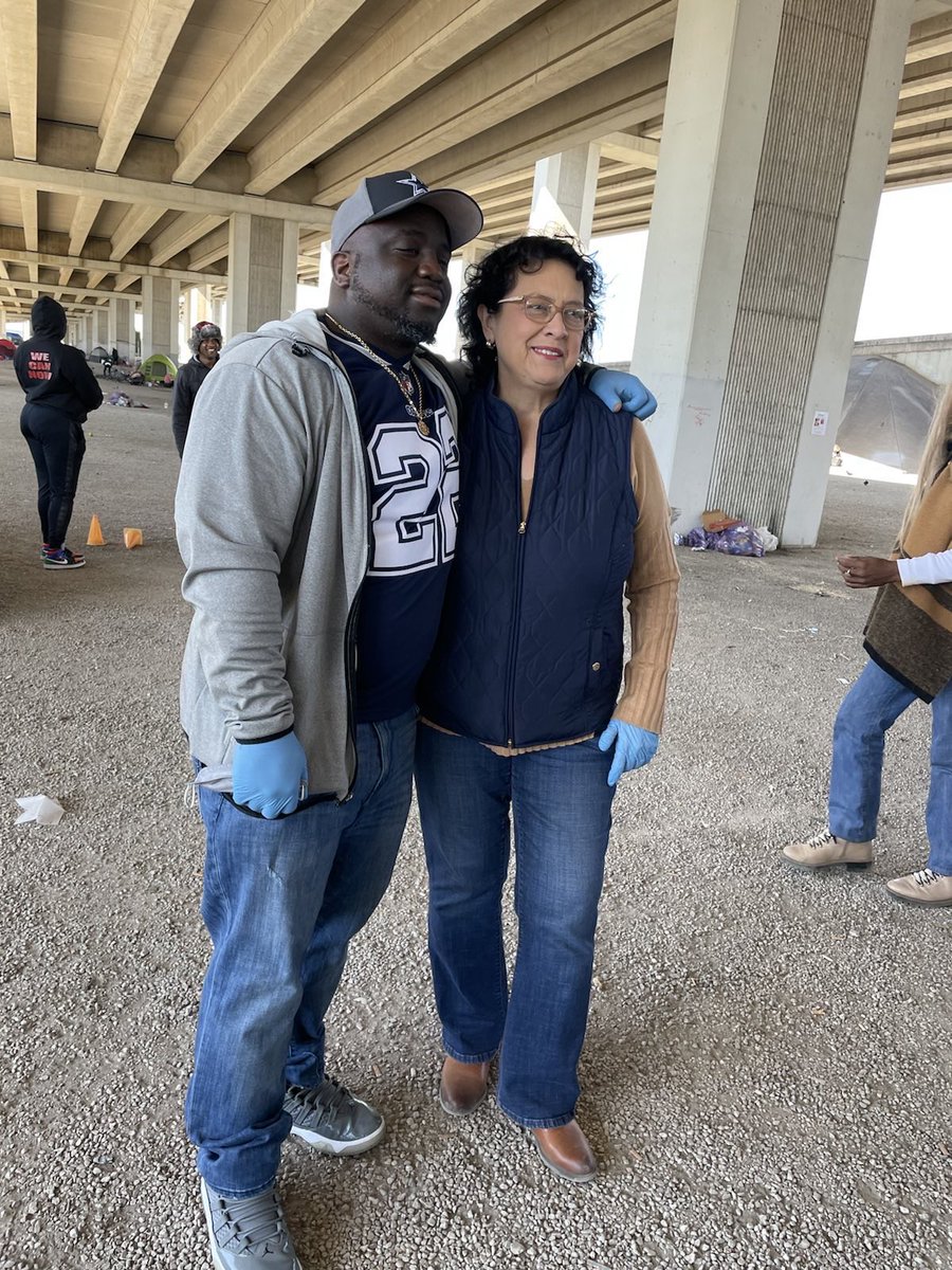 CeliaIsrael's tweet photo. ☀️🧤Spent this morning helping @WeCanNow1 distribute blankets, food and coats to individuals experiencing homelessness in South Austin. I want to continue helping these quality organizations working on the forefront to combat homelessness with love, empathy, and compassion. 🫂 https://t.co/s5MI9r7Qbh