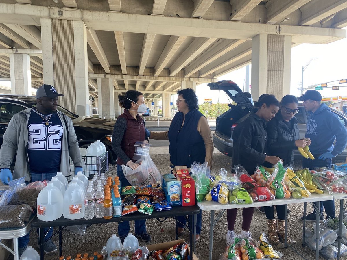 CeliaIsrael's tweet photo. ☀️🧤Spent this morning helping @WeCanNow1 distribute blankets, food and coats to individuals experiencing homelessness in South Austin. I want to continue helping these quality organizations working on the forefront to combat homelessness with love, empathy, and compassion. 🫂 https://t.co/s5MI9r7Qbh