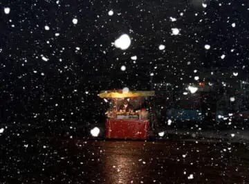 YousofiSial's tweet photo. If you are rich, snow is a new “entertainment”, but if you are poor, the snowfall is another “worry” that will increase in your life!
#FirstSnow2022 #Kabul #Snowfall https://t.co/RdS7dg8cuP