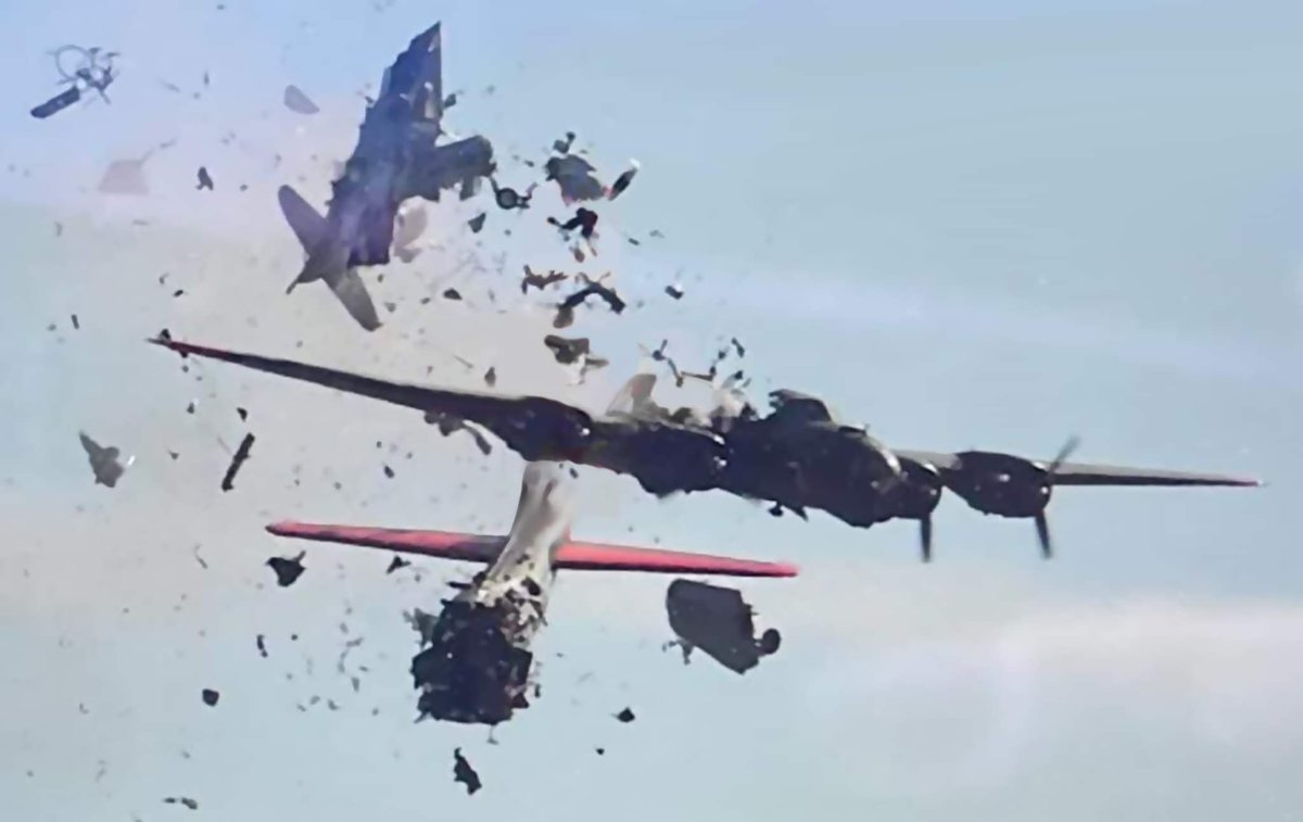 airlivenet's tweet photo. A total of 6 fatalities was confirmed by Dallas County Medical Examiner during yesterday’s air show. A P-63 took a wide turn and its pilot could not have seen the B-17 from his position https://t.co/xkltmc05b7 https://t.co/ynARycsLgP