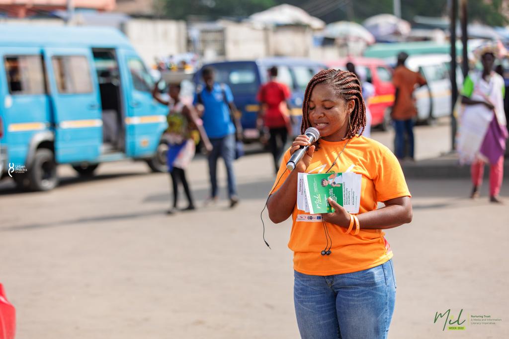 penplusbytes's tweet photo. On the last day of our maiden #MIL #roadshow, our volunteers spoke to hundreds of people at Circle, Accra on how to be responsible about what they consume online, especially social media.
This was made possible by @dwakademie.
#GlobalMILWeek2022
#ThinkCritically
#ClickWisely https://t.co/cO3o78oY3U