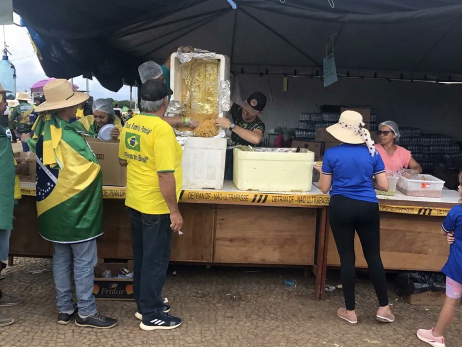 SergioAJBarrett's tweet photo. Por que esses empresários fascistas, ao invés de oferecerem alimentação e financiamento para criminosos e baderneiros golpistas, não direcionam esses recursos para as famílias que estão passando fome ou vivendo nas ruas?       
Essa gente não é muito podre? https://t.co/6FJaQ59ZuE