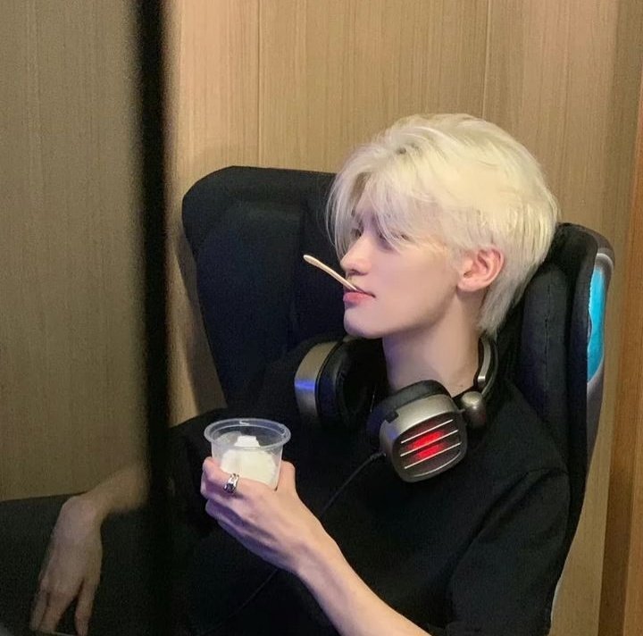 chilvsyu's tweet photo. só pq hoje é dia de carregar os cara no lol https://t.co/OXjLQd1p35