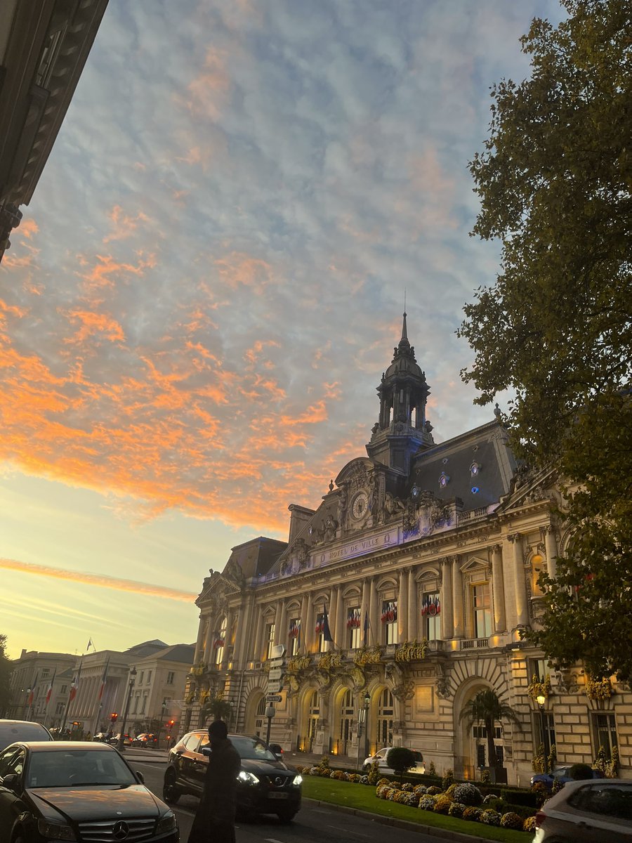 DorianeTeamel's tweet photo. • T O U R S #7thRound ✅ notre ville de tournée pref 🤪, un premier rang de qualité, des Vibes à gogo, une dame très en forme, Hubert, du courage et des colombes 💖 • #VivanteTour https://t.co/iTVtuorKej
