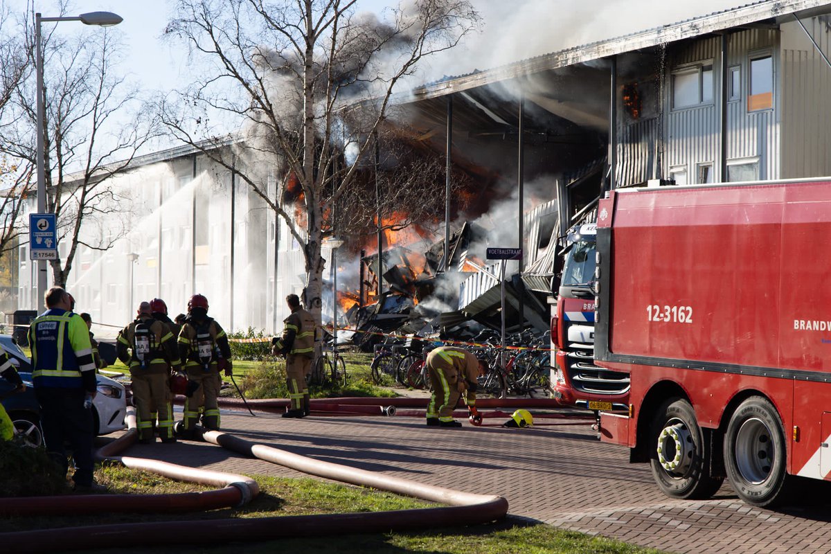 Vanochtend zeer grote brand in Amsterdam-West. De brandweer is met groot materieel uitgerukt. Rond de 400 mensen zijn geëvacueerd. Bij de brand is een persoon aangehouden ivm mogelijke brandstichting!