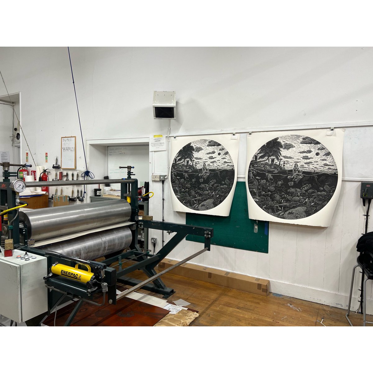 AdeAdesinaink's tweet photo. Great Sunday section and a great catch up with @davidmachra @peacockandtheworm today. #printmaking #adeadesina #davidmach #aberdeen #printstudio #linocutprint #lino #linocut #collaboration #scotland https://t.co/JibjNoIeYs