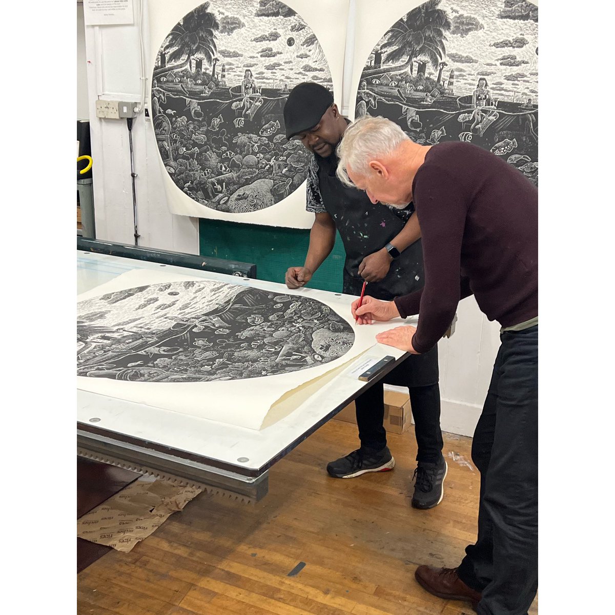 AdeAdesinaink's tweet photo. Great Sunday section and a great catch up with @davidmachra @peacockandtheworm today. #printmaking #adeadesina #davidmach #aberdeen #printstudio #linocutprint #lino #linocut #collaboration #scotland https://t.co/JibjNoIeYs