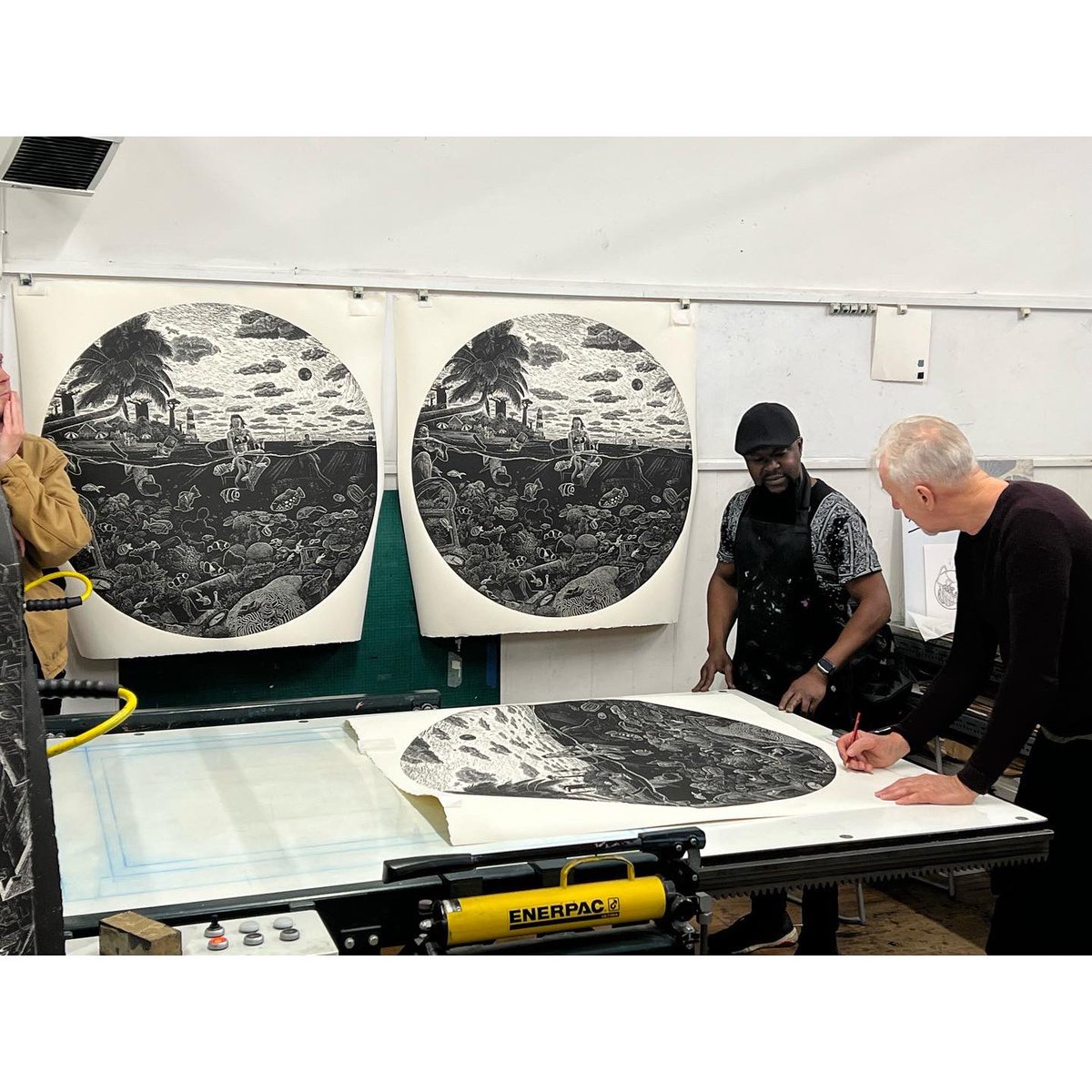 AdeAdesinaink's tweet photo. Great Sunday section and a great catch up with @davidmachra @peacockandtheworm today. #printmaking #adeadesina #davidmach #aberdeen #printstudio #linocutprint #lino #linocut #collaboration #scotland https://t.co/JibjNoIeYs