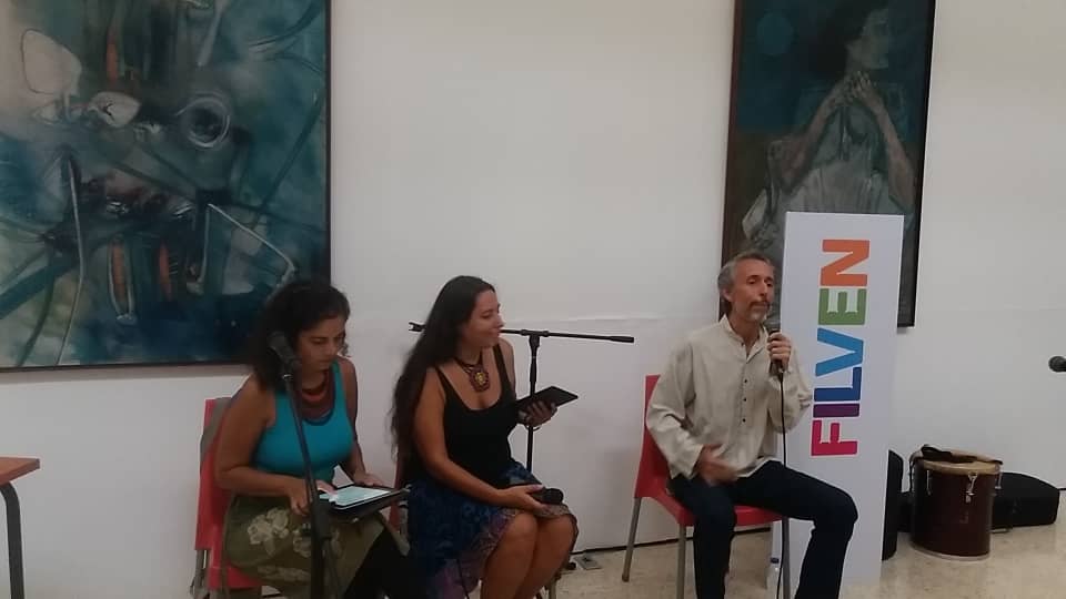 #EnEsteMomento se desarrolla la presentación del libro 📚 "CANTAR DESDE EL SUR" de <a href="/FabiolaJoseVzla/">Fabiola José</a>  perteneciente a la colección de Artes y Culturas del Sur de #Unearte  en #Filven2022 #LeerDescoloniza  <a href="/NicolasMaduro/">Nicolás Maduro</a> <a href="/delcyrodriguezv/">Delcy Rodríguez</a> @TibisayLucena8 <a href="/VillegasPoljak/">Ernesto Villegas Poljak</a>