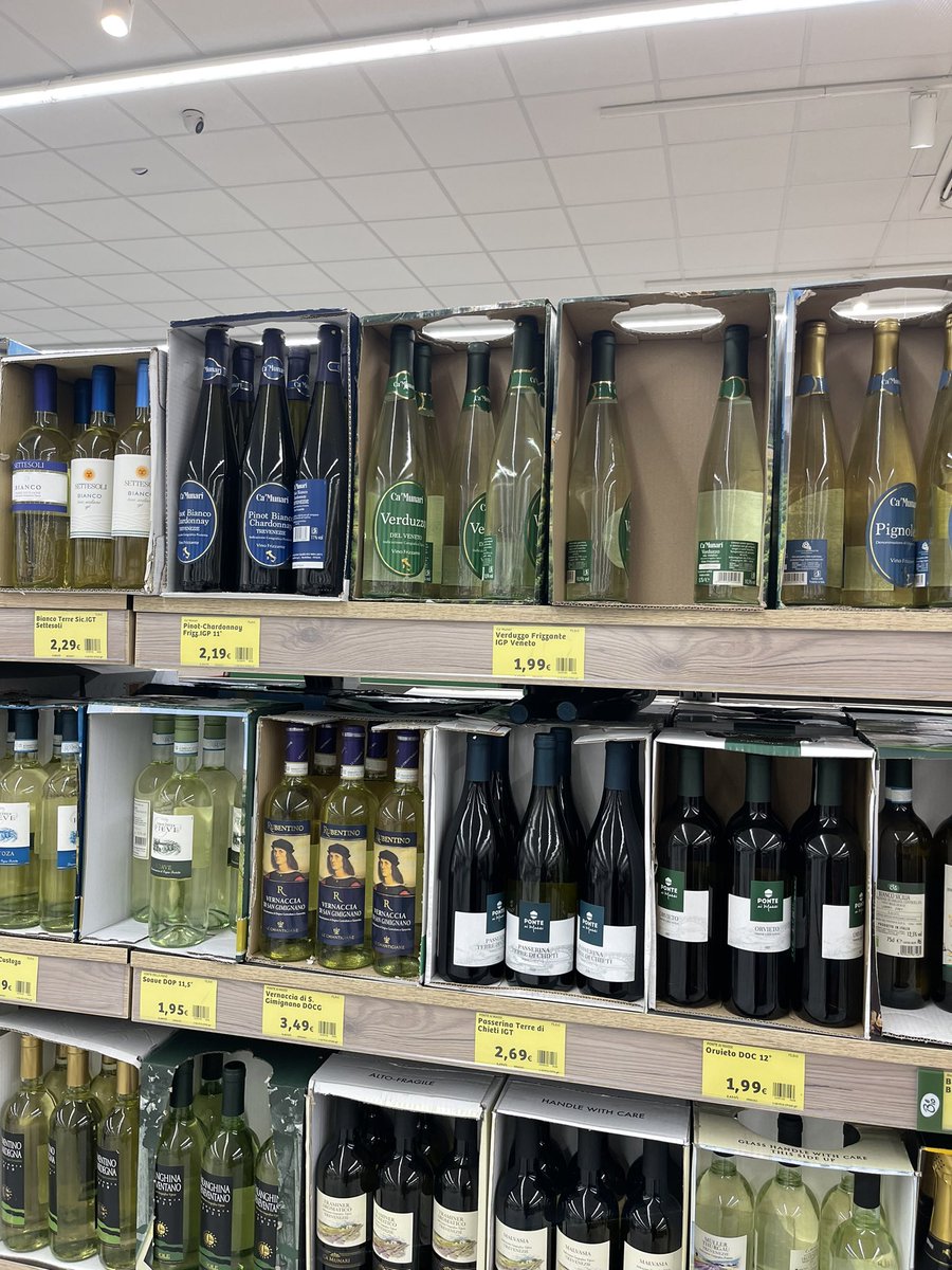 carlaconwifi's tweet photo. Los precios del vino en Italia me hacen muy feliz https://t.co/MztdsDW4Kq