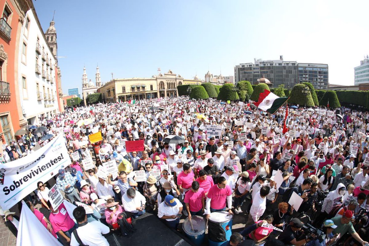 WeraReynoso's tweet photo. Hoy 76 años después, nuevamente la plaza de los mártires del 2 de enero en León, fue testigo de la manifestación ciudadana para defender la democracia y al INE. 

#ElINENoSeToca 
#YoDefiendoAlINE https://t.co/VHFctskL4R