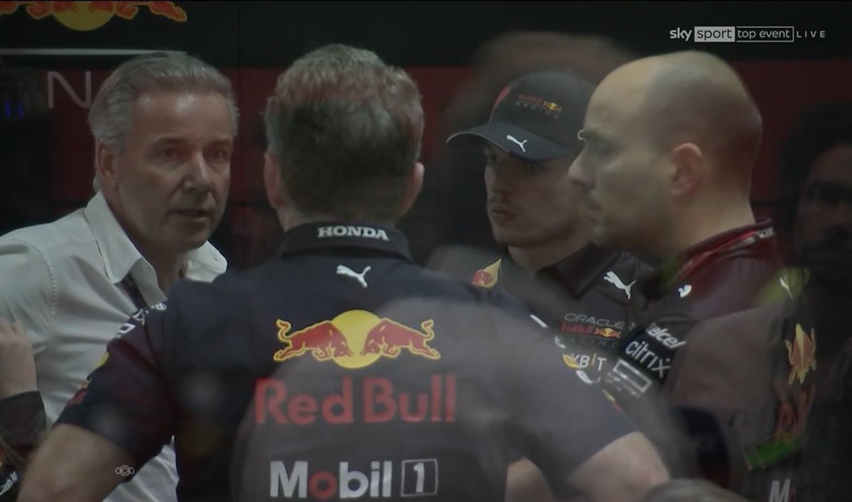 Han ganado él Campeonato de Pilotos y Constructores con Record de Victorias, este es el ambiente de Red Bull ahora mismo

Creo que explica perfectamente lo que inexplicablemente ha creado Verstappen con está actitud
