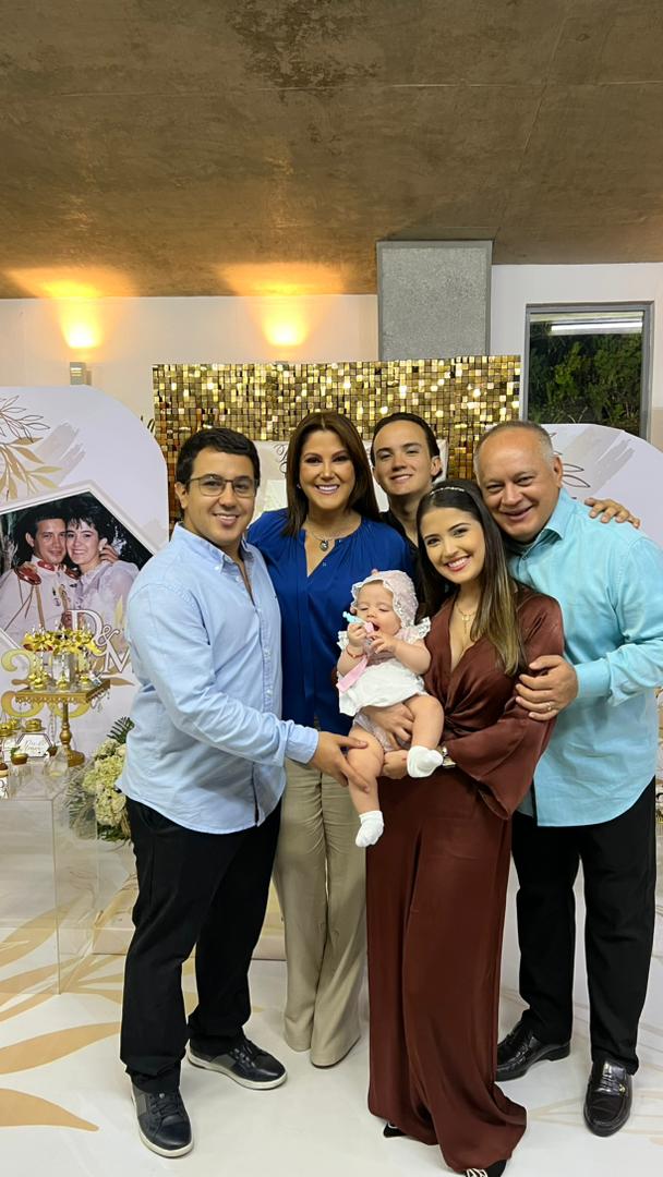 Marlenycdc_'s tweet photo. Hoy es el día del abrazo en familia ♥️
La Bendición de la familia, la formación en valores, el amor sobre todas las cosas, son las prioridades para lograr un mundo mejor. https://t.co/p0t2CP53Co