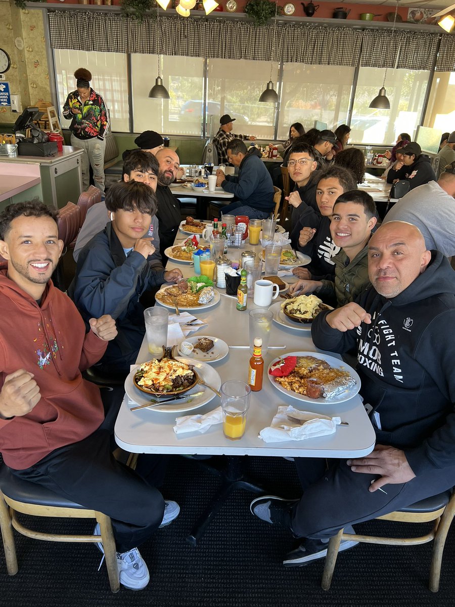 mastermitter's tweet photo. Celebrating the Wins 🥊🥊🥊. #MobBoxing #mmfmob #mobteam #thebestofthebest https://t.co/yCXzGLFI18