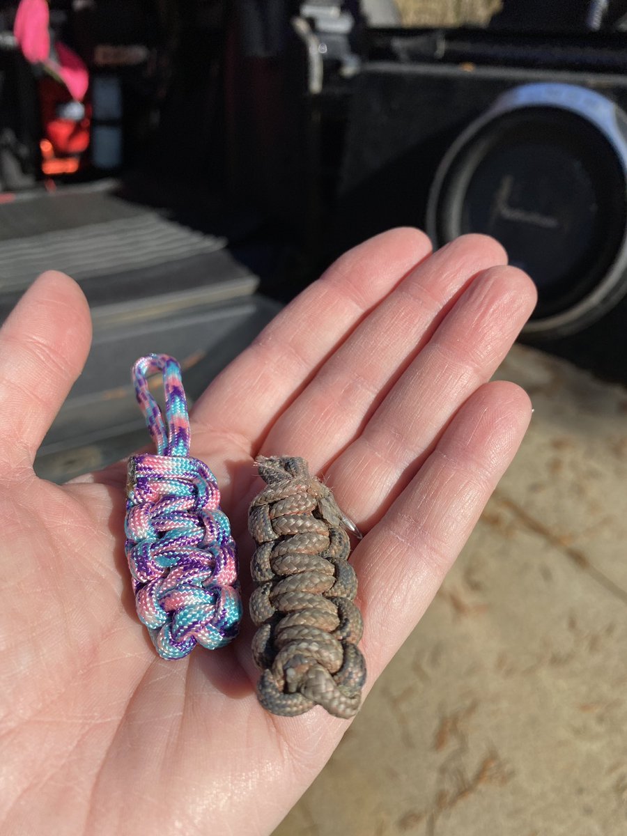 Made some new zipper pulls for the ol' soft top..the right one used to be bright pink 🤣🤢 #Jeeplife