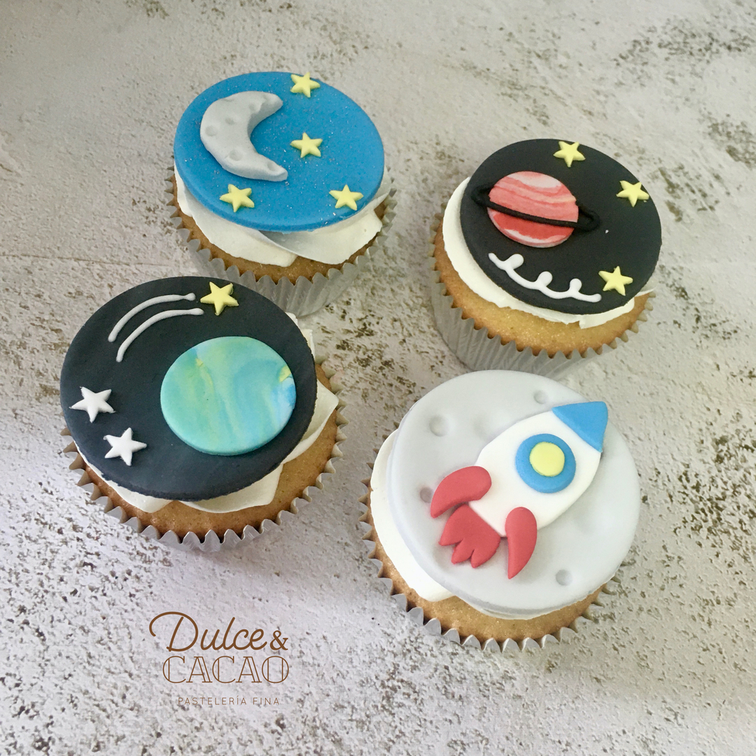 DulceyCacao's tweet photo. Cupcakes decorados con tema de espacio para acompañar el cake de luna que le hicimos a Lucas. #dulceycacao 

#postrespanama #postrespty #cupcakespanama #candybar #cupcakesespacial #spacecupcakes https://t.co/PPcwtqOFRV