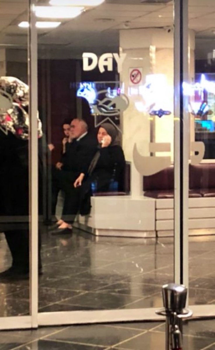 Mitrabi's tweet photo. قلبم از درد مچاله میشه.... در همه سالهای حبس حسین این پدر و مادر پابه پای پسرشون عذاب کشیدن.... هنوزم دارن می‌کشن .‌.. اما یک کلام به پسرشون نگفتن نکن!.... نگفتن سرتو بنداز پایین مثل همه زندگی تو بکن..... یکسره همراهش بودن و پشتش... چه عظیمند این دو! 
#مهسا_امینی 
#حسین_رونقی https://t.co/x0qNcZtQyO